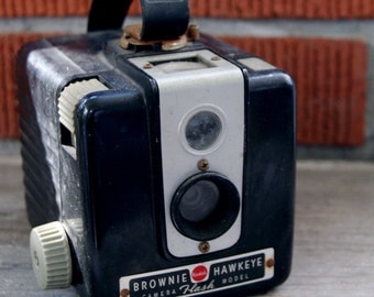 VINTAGE KODAK BROWNIE HAWKEYE CAMERA FLASH MODEL