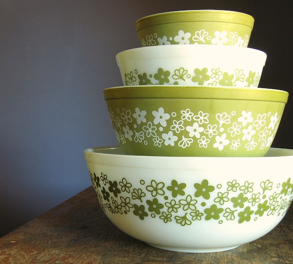 Vintage Pyrex Mixing Bowls .. Crazy Daisy