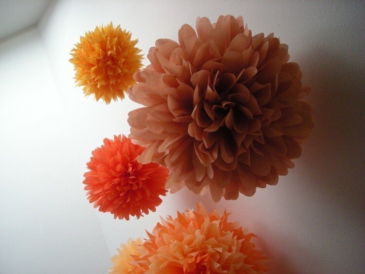 ORANGES / 10 tissue paper pom poms / diy wedding by PomLove