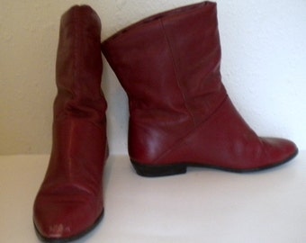 Sz 7 Vintage maroon leather short flat ankle boots.