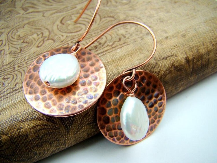 Hammered Copper Disc Earrings with freshwater by strandsofgrace