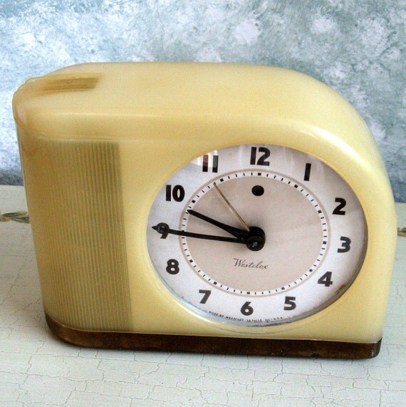 Vintage 1951 Art Deco BAKELITE MOONBEAM Electric Westclox