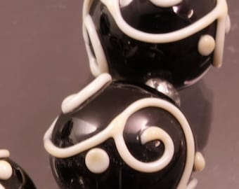 Ivory Scrolls Black Round Bead Set Handmade Lampwork Beads Glass Heather Behrendt BHV SRA LETeam