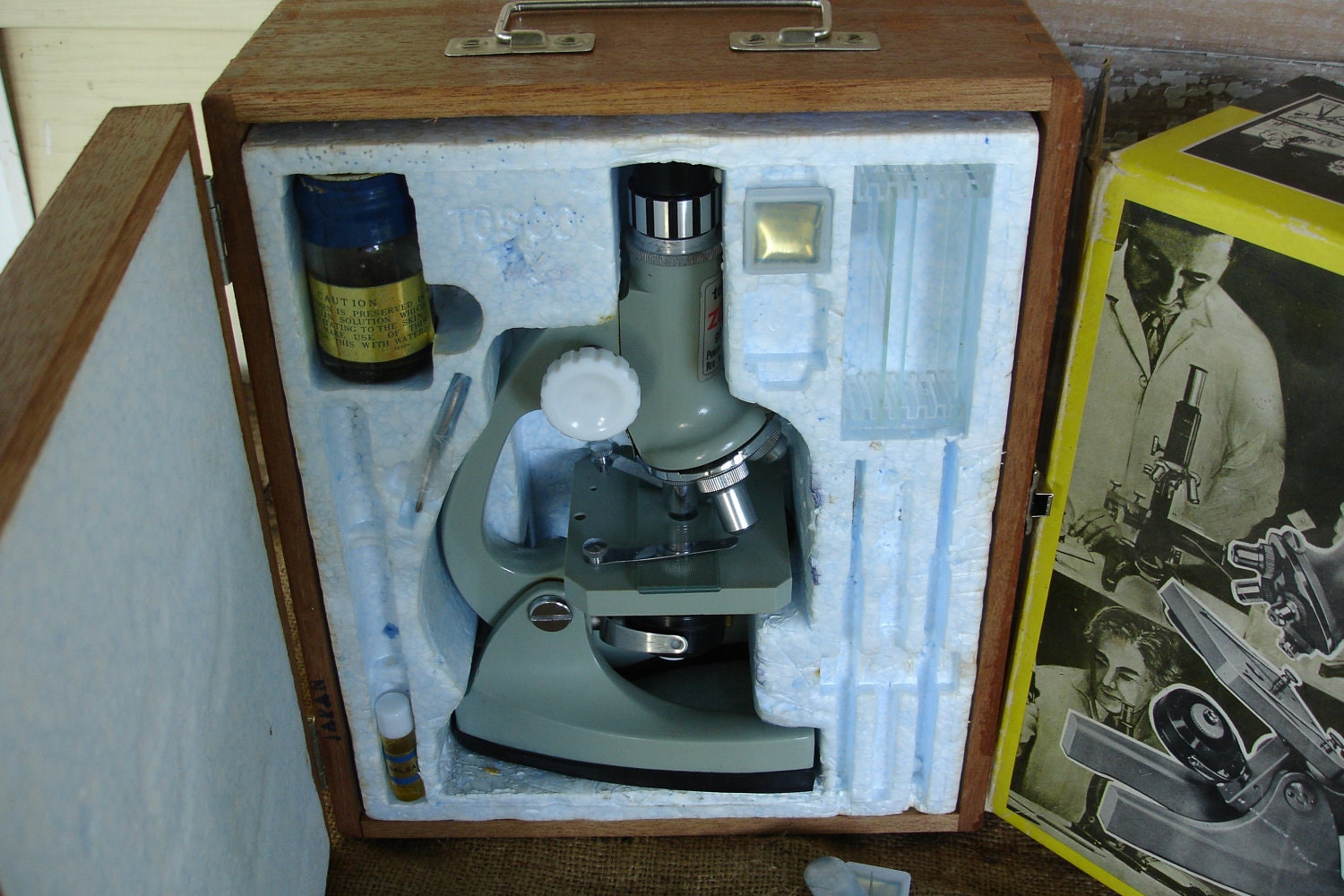 Tasco Deluxe Zoom Microscope Kit 900x