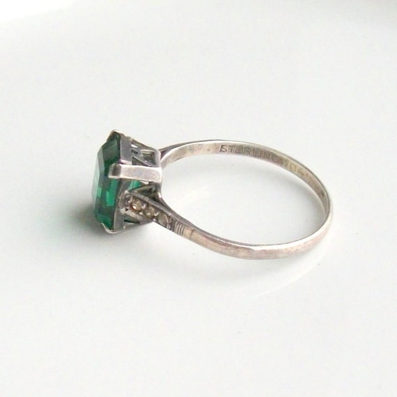 Vintage Art Deco Ring. Sterling Emerald Green Glass and