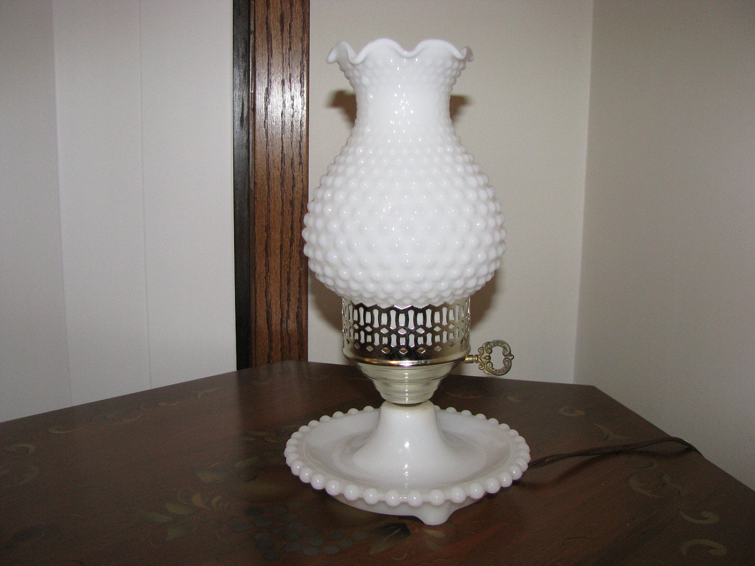 Vintage Milk Glass Lamp 7