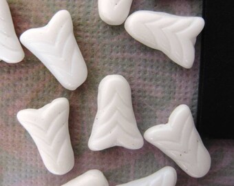 Vintage Glass Beads, White Flowers or Bells, Embossed, 1950s West Germany, 12mm vgb0076 (15)
