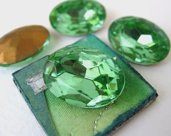 Vintage Glass Rhinestone Jewel. Peridot Green Oval Faceted Foiled 18x13mm rhs0049 (2)