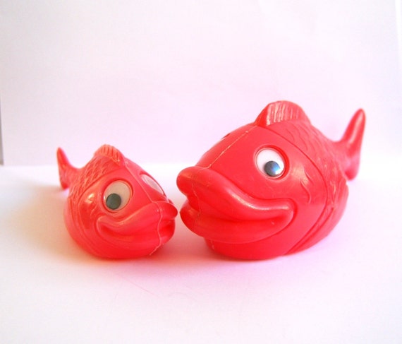 Mama fish and baby fish plastic bright pink toy Germany