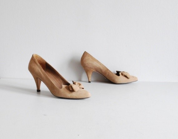 70's Taupe Bow Kitten Heels size 6 by thegreedyseagull on Etsy