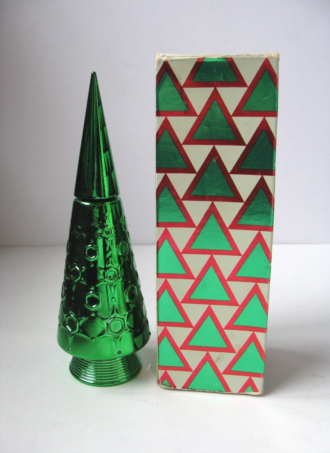 vintage green avon christmas tree decanter w bubble bath in vintage green avon christmas tree decanter w bubble bath in