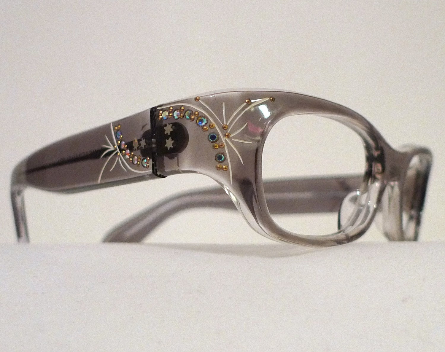 Side rhinestones on sunglasses with online