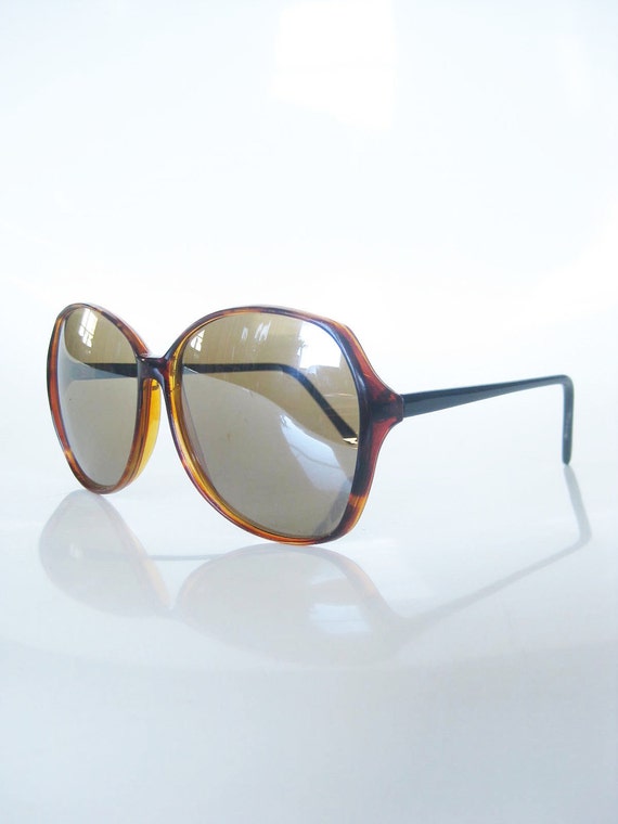 Vintage 1980s Sunglasses / 80s Tortoiseshell by OliverandAlexa