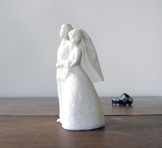 White Plastic Bride and Groom Cake Topper