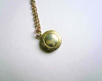 Small gold locket necklace Little gold locket Small locket Vintage brass detailed locket New 14K gold fill drawn cable chain Custom length