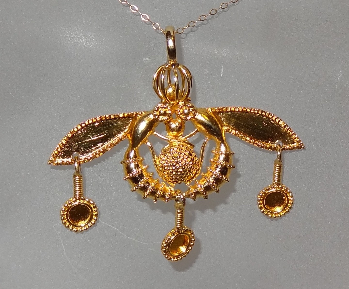 14kt Yellow Gold Minoan Bee Pendant Necklace