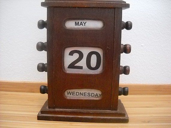 perpetual-desk-calendar-wood-and-canvas