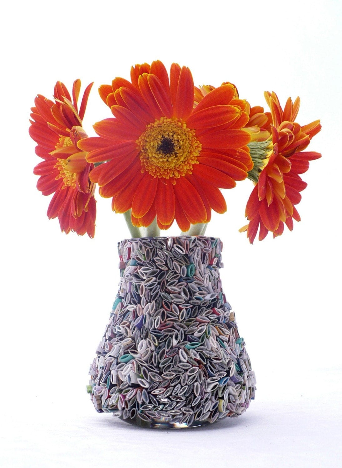 flower-vase-made-from-recycled-magazines-home-decor