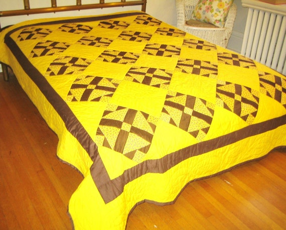 Vintage quilt 70s yellow brown homemade by fabriquefantastique