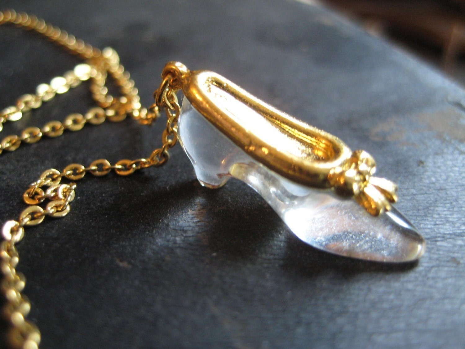 VINTAGE 80'S AVON // GLASS SLIPPER NECKLACE