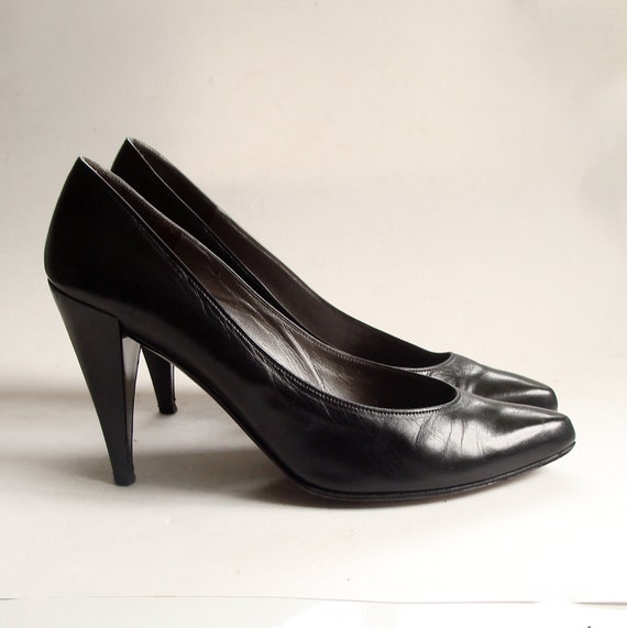 shoes size 8 / Charles Jourdan / 1980s black leather pumps