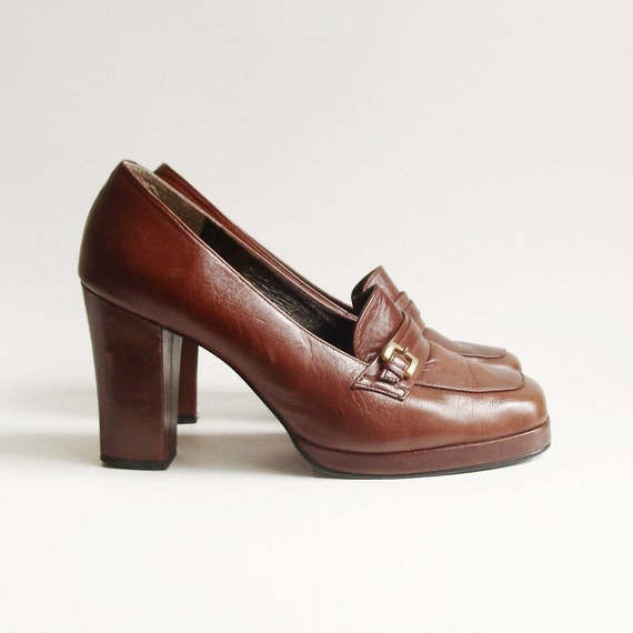 1970s platforms / shoes 6 / brown leather loafer platforms
