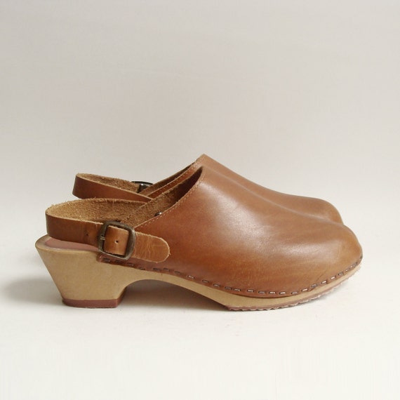 shoes 7.5 / brown leather clogs / 80s 1980s leather clogs