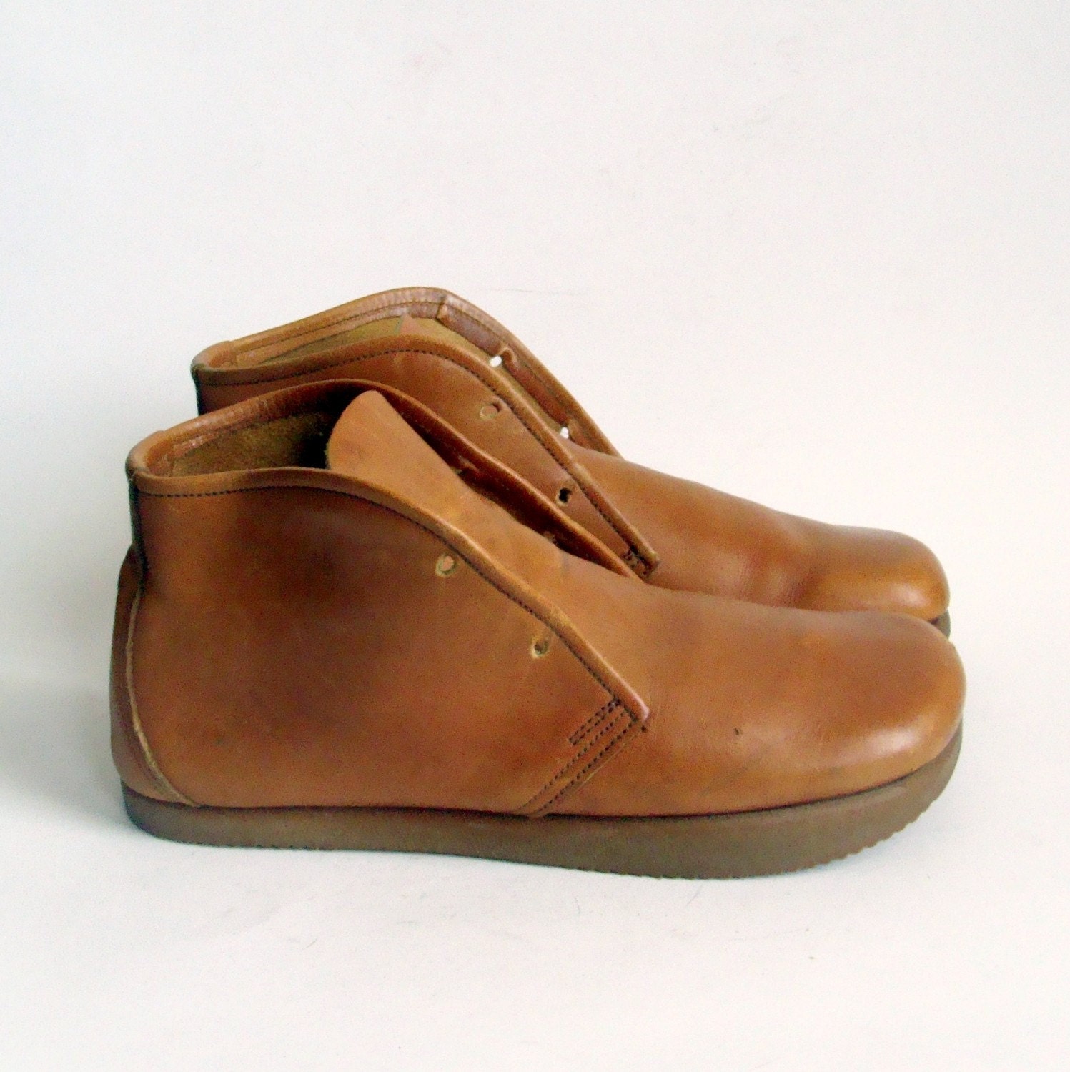 size 7 Vtg Golden Brown Lace Up CHUKKA Boot. 70s earth shoe.