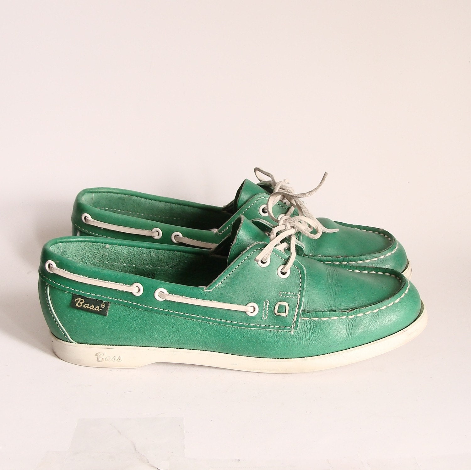 size 8.5 Vtg Kelly Green Boat Shoes. 80s bass. loafers.