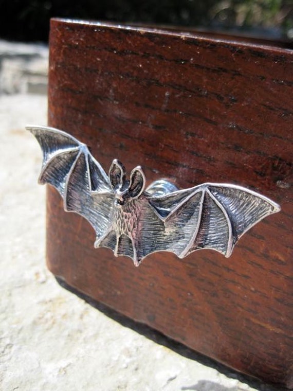 Bat drawer knobs Knobs in Silver Metal MK120