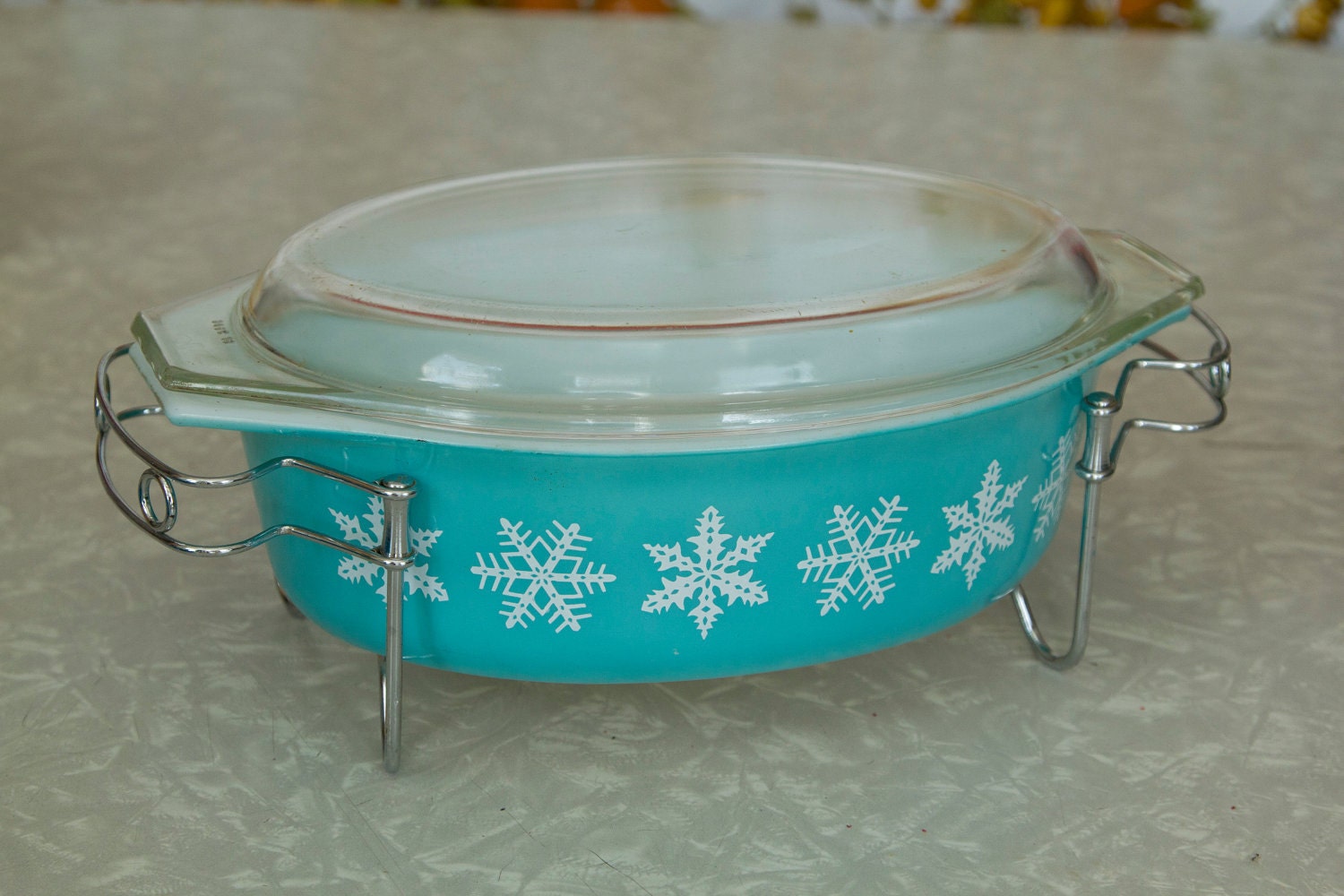 Blue snowflake Pyrex casserole dish with lid and metal holder