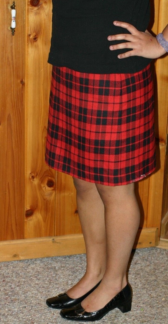 Vintage red and black plaid knee length wool skirt