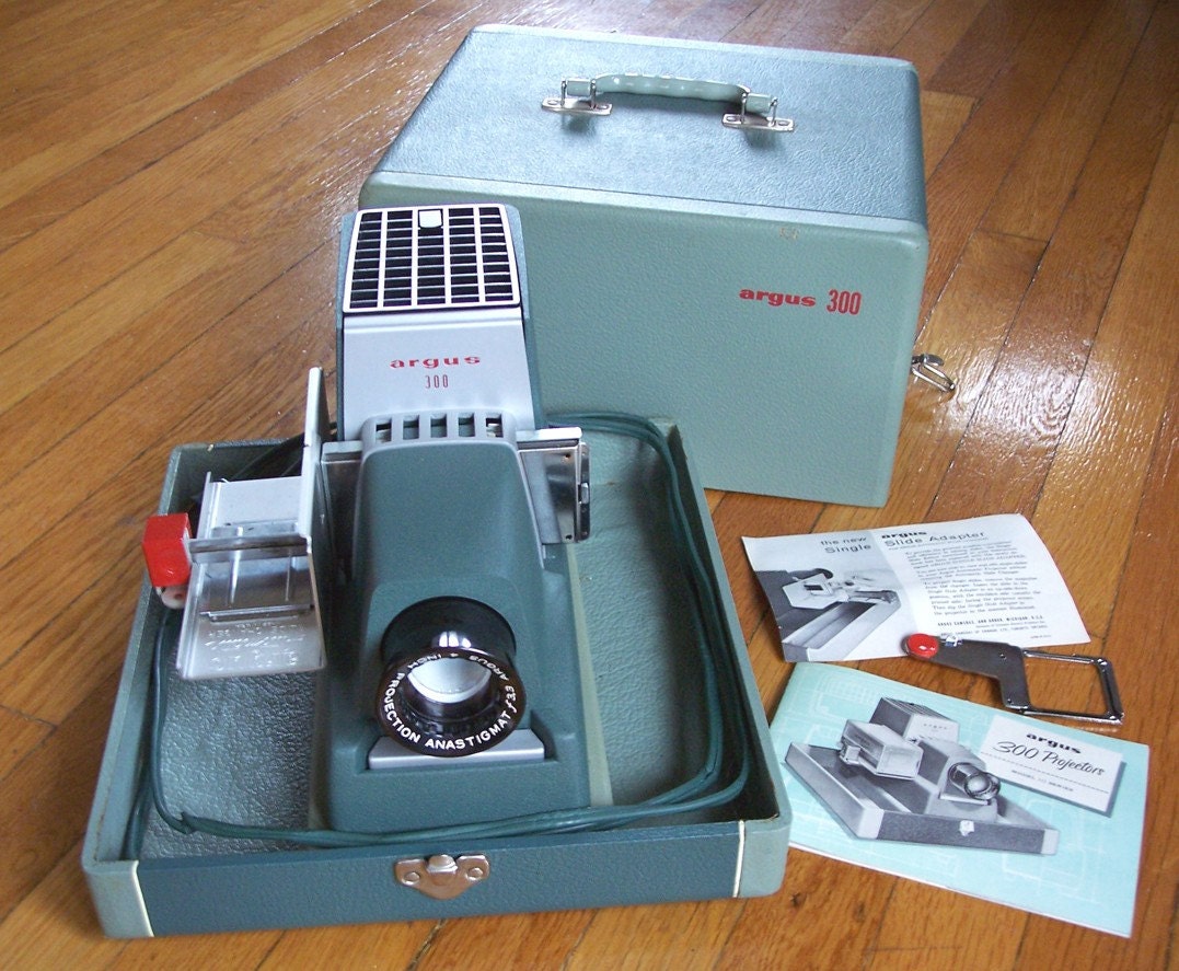 Argus 300 Slide Projector with operators manual single slide