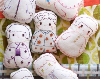 PDF- chambre de poupée - livret de broderie et de couture en ANGLAIS téléchargeable, diy broderie couture, jouet en tissu, poupée kokeshi