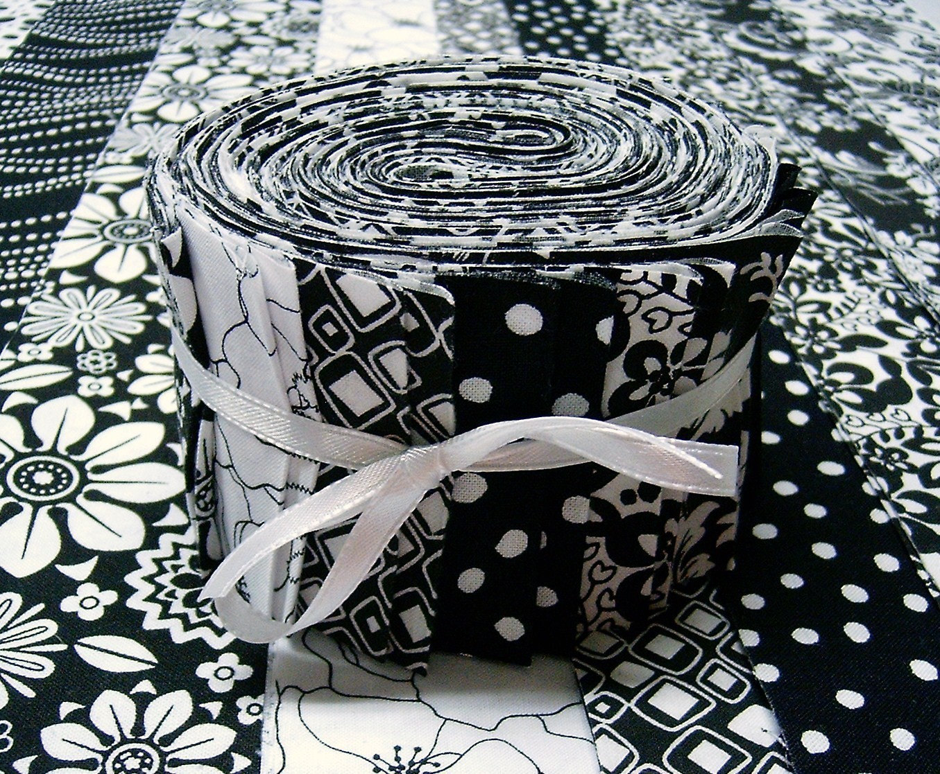 black-and-white-jelly-roll-quilt-fabric-strips-time-saver