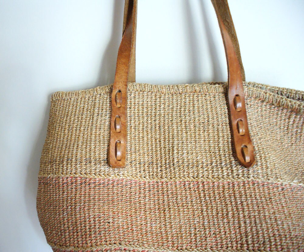 vintage boho woven straw market tote. bucket bag style.