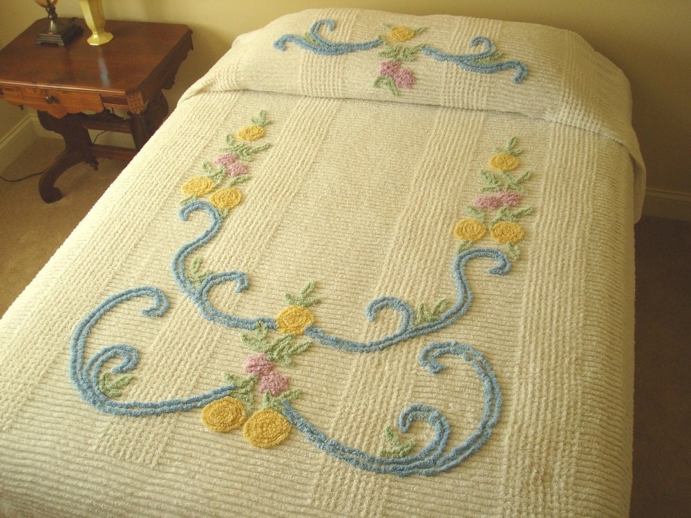 Chenille bedspread queen full cream & light blue 1950s