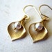 Fall Wedding Jewelry, Calla Earrings, Gold Lilly Pearl Earrings, Bridal Party Jewelry, Bridesmaids gift, Maid of Honor, Wedding Jewelry