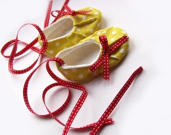 Baby girl shoes, baby booties handmade in yelllow polka dots - size 0-6months - SALE