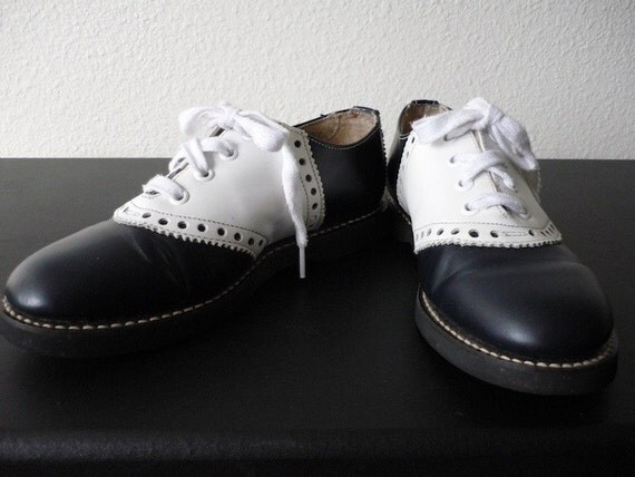 Vintage Shoes Women's 80's Saddle Shoe Navy and White