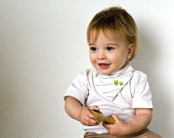 Baby boy shower gift. Bandana bib in organic fabric. Owl patterns.