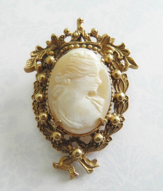 Vintage Signed Florenza Cameo Brooch Pendant by TheQuiltersAttic