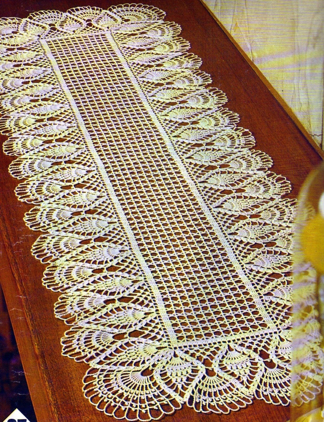 crocheted-rectangular-table-runner