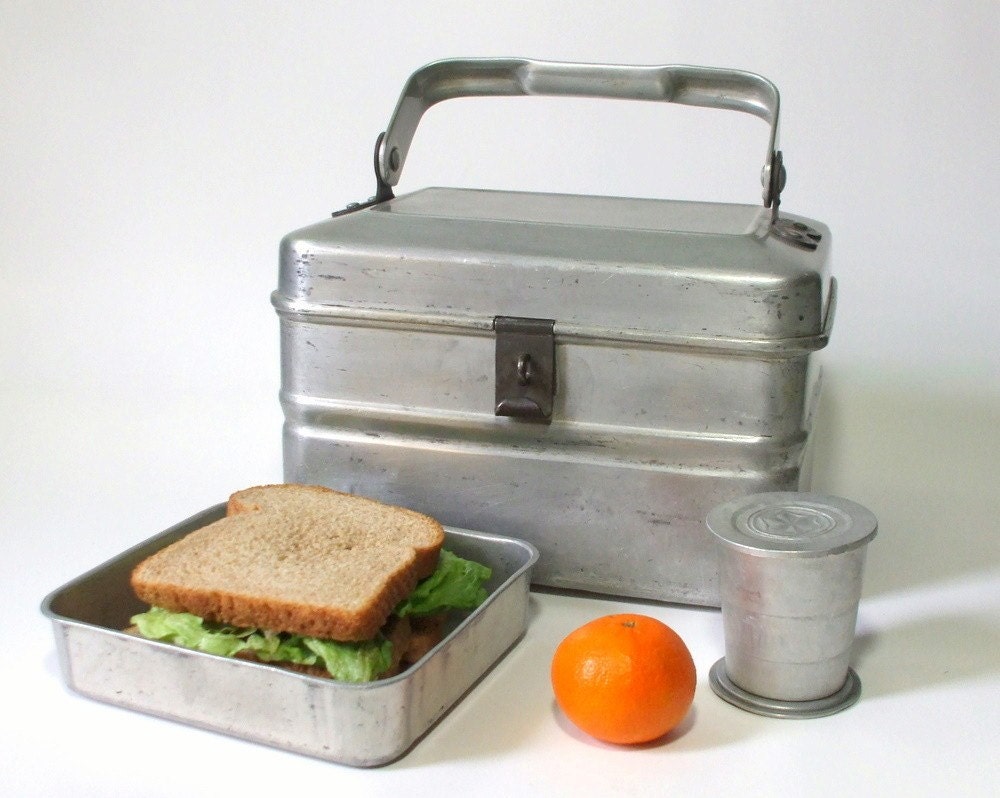 retro round insulated lunch box