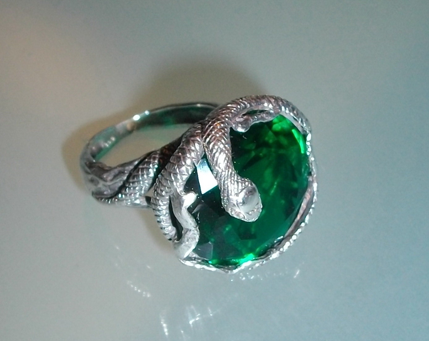 Камень змейкой. Кольцо со змеей Слизерин. Изумруд Слизерин. Изумрудное кольцо Слизерин. Змея Слизерин Изумрудная.