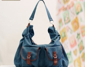 Zippered bag sewing pattern with two front pockets in PDF files