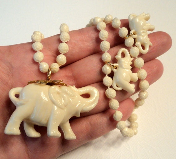 Vintage elephant ivory cream plastic charm pendant necklace