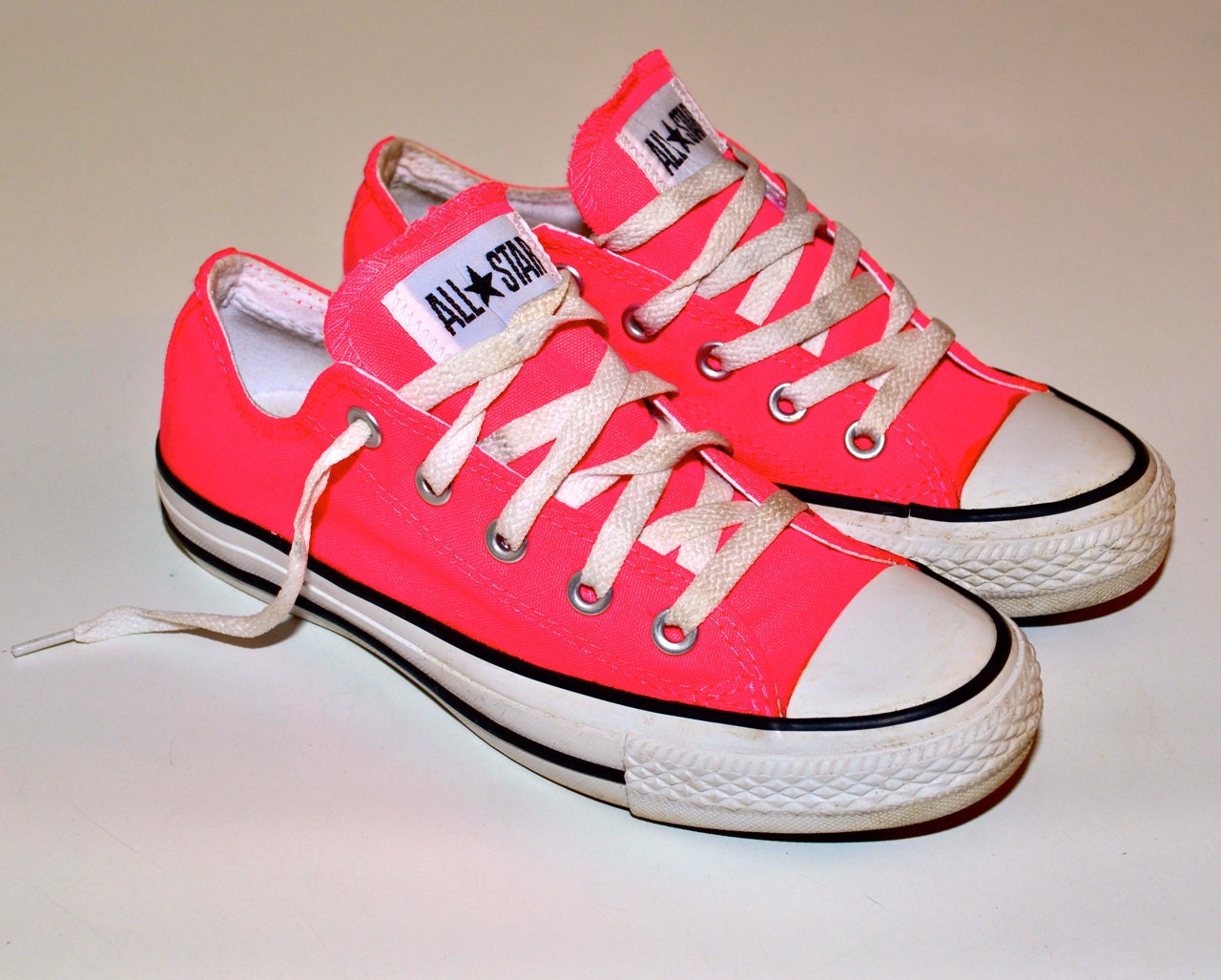 Розовые конверсы. Converse Chuck 70 Pink. Кеды конверс ярко розовые. Двухцветные кеды конверс. Converse Pink Neon.