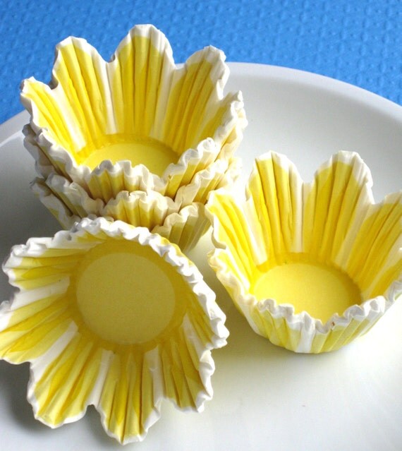 MiniMidi Yellow Flower Cupcake Liners Scalloped Edge Tulip MiniMidi Yellow Flower Cupcake Liners Scalloped Edge Tulip