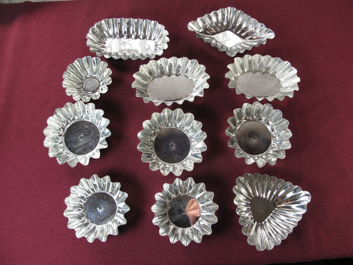 Vintage Tart Tins / Metal Mold Cookie Cutters / Old Country